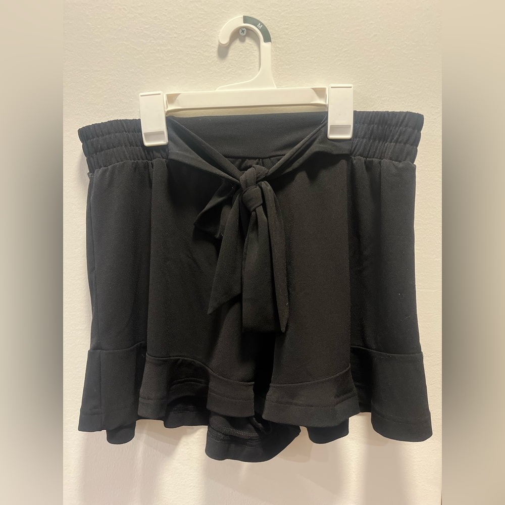 Express ruffled hem shorts - black - size M - excellent condition